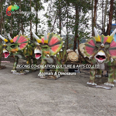 বাস্তবসম্মত অ্যানিম্যাট্রনিক ট্রাইসেরাটপস ত্রয়ী: প্রাণবন্ত ফ্রিল ও প্রাকৃতিক পরিবেশে গর্জনশীল গতি